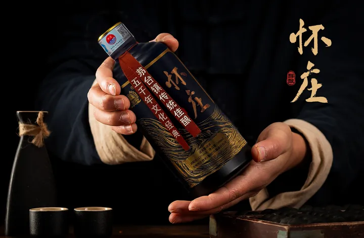 手持怀庄酒瓶展示瓶身细节